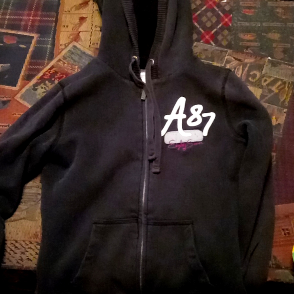 Small black areopostle sweater